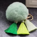 Portachiavi con ponpon in peluche verde e nappe sfumate per borse da donna. - Verde