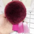 Portachiavi con pon pon in vera pelliccia di coniglio rosso scuro e nappe rosa per borsa. - Rosso scuro