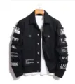 Schwarze Jeansjacke Ärmel Detail mit personalisierten Buchstaben Aufnähern und Druck. - S / Oberteile / Schwarz