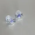 Élégantes boucles d'oreilles clip nœud en zircone violette, vue détaillée de la pierre brillante. - Style à Clip / Violet Argent