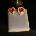 Pendientes de tuerca de corazón de cristal rojo chapados en oro vintage con borde de estrás. - Pendientes de clip / 24.5x22mm / Rojo