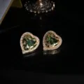 Pendientes de corazon dorados con vidrio verde, talla de hoja y borde de cristal elegante. - Pendientes de clip / 24.5x22mm / Verde