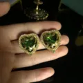 Pendientes vintage de corazón de cristal verde con pedrería dorada y hojas talladas. - Pendientes de botón / 24.5x22mm / Verde