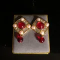 Pendientes de rombo estilo vintage de diseñador con vidrio rojo perlas y cristales detalle. - 47x32mm / Rojo