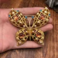 Vintage gouden vlinder broche met amberkleurige stenen en parels voor stijlvolle dames. - Vlinder Broche (OM434) / 66x60mm
