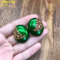 Pendientes vintage de esmalte verde con diseño de hoja calada dorada, joya elegante y chic. - Pendientes de Botón (FM168)