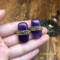 Vista detallada de pendientes vintage de piedra violeta con diseño de anillo de metal. - Pendientes de Botón Rectángulo Ametista / Púrpura