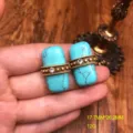 Pendientes de piedra turquesa vintage con elegante banda de metal tachonada, vista detallada. - Pendientes de Botón Rectángulo Turquesa / Turquesa