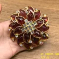 Broche de flor cristal rojo, elegante alfiler metal tres capas, joya brillante para traje. - Rojo