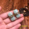 Pendientes de jade verde vintage estilo retro moda incrustación metal accesorio elegante. - Pendientes de Botón Rectángulo Jade Verde / Verde