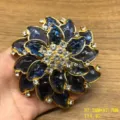Elegante broche de loto de nieve de tres capas con diseño floral azul y circonita cúbica brillante. - Azul