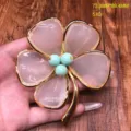 Primer plano detallado de un broche con forma de trébol rosa y bordes dorados, 73,3x89,4mm. - Broche HE909-3