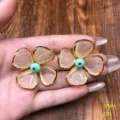 Pendientes de flor de resina translucida dorados con perla central para moda mujer chic. - Pendientes de botón HE909-1