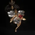 Gros plan détaillé de la broche orchidée vintage avec des pétales en résine transparente. - Broche Orchidée (OM819) / Violet