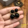 Pendientes vintage de estilo retro dorados con perlas negras y detalles de cuerda. - Pendientes de botón / Negro