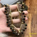 Collar calado de color oro vintage con abalorios negros y pedrería brillante elegante. - Collar / Negro