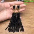 Vista detallada de pendientes largos con borlas de cuentas negras y perno rectangular vintage. - Negro