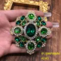 Primo piano dettaglio spilla vintage in cristallo pietra verde, corsage barocco strass. - Spilla Vintage (FM583) / Oro