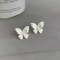 Detailaufnahme von eleganten, weißen Schmetterlings-Ohrringen mit funkelndem Zirkon. - Wald Stil Zirkonia Schmetterling (6137)