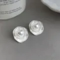 Elegante silberne Ohrstecker mit Perle und strukturierter Form für modebewusste Frauen. - Lotosblatt Perle Stil (4325)
