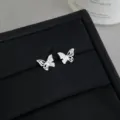 Nahaufnahme von filigranen Zirkonia Schmetterling Ohrsteckern, eleganter Silberschimmer glänzt. - Schmetterling Stil (2781)