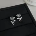 Nahaufnahme der eleganten schwarzen Rosen-Ohrstecker mit funkelnden Zirkonia-Steinen Detail. - Schwarze Rose Stil (2129)