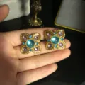 Pendientes de tuerca flor cristal azul vintage, detalle joyería metal oro estilo barroco - Pendientes de botón / 30mm / Azul Pálido