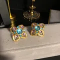 Detalle de pendientes de flor de vidrio azul vintage, joyería retro chapada en oro. - Pendientes de botón / 30mm (14.3g) / Azul Pálido