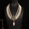 Collar de perlas multicapa estilo retro con colgante dorado y detalles de cristal. - Collar / 40+8cm / Oro antiguo