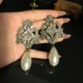 Pendientes colgantes de perla grande con estrás y cristal estilo barroco vintage para mujer. - Pendientes de botón / 38x80mm / Oro antiguo