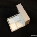 Detalle de alhajero de piel sintética cepillada con ranuras para anillos y collares, 9x9cm. - Champaña Rectangular