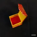 Petite boîte à bijoux rouge et dorée ouverte, coffret cadeau traditionnel pour bagues et pendentifs. - Boîtes à bagues fleur rouge
