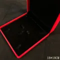 Gros plan sur l'intérieur de la boîte à bijoux en velours rouge avec fentes noires. - Carré en velours rouge