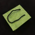 Sac en papier décoratif vert avec poignées en corde noire, emballage cadeau vintage classique. - Pochettes à bijoux vertes