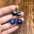 Primer plano de detalles de pendientes de cuentas de lapislázuli, estilo retro. - Pendientes de lapislázuli FM1189