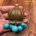 Broche colgante jhumka de estilo vintage en tono oro antiguo con cuentas turquesas y estrás. - Broche de turquesa HE706
