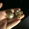 Vintage große Perlen-Ohrclips mit goldener Hardware und bequemen weichen Kissen. - Ohrclips / Grau