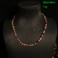 Detalle del collar de cuentas de colores bohemio, primer plano de joyería vintage. - Colorido Corto