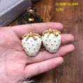 Conjunto de broche y pendientes de fresa esmalte blanco estilo retro occidental detalle - FM1311 Pendientes de botón