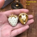 Detalle de los pendientes de clip de fresa en esmalte blanco con textura de hoja dorada. - FM1312 Pendientes de clip blancos