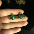 Primer plano detallado de pendientes de tuerca de abeja esmaltados en verde y chapados. - Pendientes de Abeja / Verde