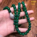 Vista detallada del collar de cuentas verdes con colgante de cabeza de serpiente y 83,5 cm. - Collar de Ágata Verde (HE669)