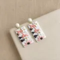 Handgemachte Fimo Blumen Ohrringe Detailansicht, zarte Handwerkskunst und modernes Design. - Rosa Blumencluster Ohrringe (6162)