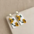 Handgemachte Fimo Sonnenblumen Ohrringe, weisser Bogenanhaenger mit gelbem Blumenmuster. - Sonnenblumen Ohrringe (6163)