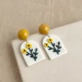 Handgefertigte Polymer-Ton-Ohrringe mit gelben Kugeln und floralen Bogenanhängern. - Gelbe Kleine Blumenohrringe (6159)