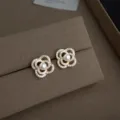Detailansicht zarter Ohrstecker mit Zirkoniasteinen und Perle in Goldoptik, edel. - Zirkonia Rosen Ohrstecker (6041)