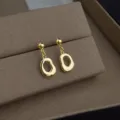 Detailansicht minimalistischer goldener Hängeohrringe im schicken und eleganten Nischendesign. - Glatte Geometrische Ohrringe (4944)