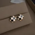 Elegante geometrische Ohrringe mit Zirkonia und goldenem Finish für stilvolle Frauen. - Zirkonia Karierte Ohrstecker (2194)