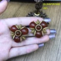 Pendientes de botón flor ágata roja estilo vintage detalle, joyería tono oro retro. - Pendientes de Ágata Roja