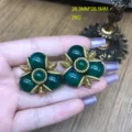 Detalle de pendientes vintage de piedra verde con borde de cuerda dorada de estilo retro. - Pendientes de Ágata Verde
